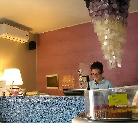 לינה וארוחת בוקר Olive Garden & Petite Maison